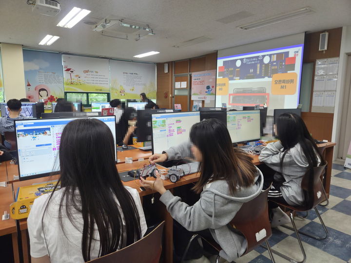 [서울=뉴시스] 신나는 AI교실. 2025.05.22. (사진=용산구 제공) *재판매 및 DB 금지