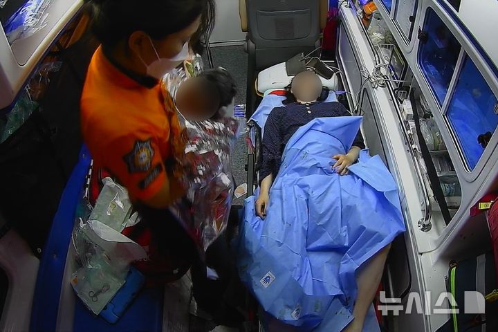 [인천=뉴시스] 지난 21일 오후 119구급차 안에서 구급대원이 갓 태어난 아기를 안고 있다. (사진=인천소방본부 제공) 2025.05.22. photo@newsis.com