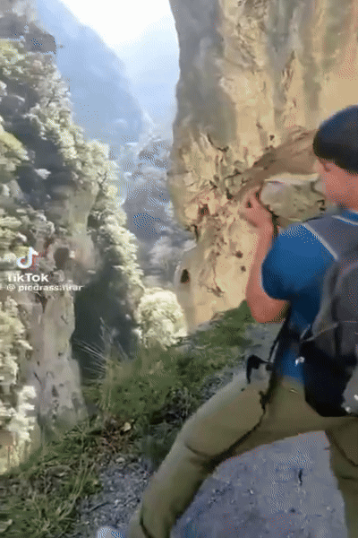 [뉴시스]한 남성이 스페인 국립공원의 절벽 아래로 거대한 바위를 던지는 영상이 SNS에서 확산되고 있다. (사진=틱톡@piedrass.tirar) *재판매 및 DB 금지 *재판매 및 DB 금지