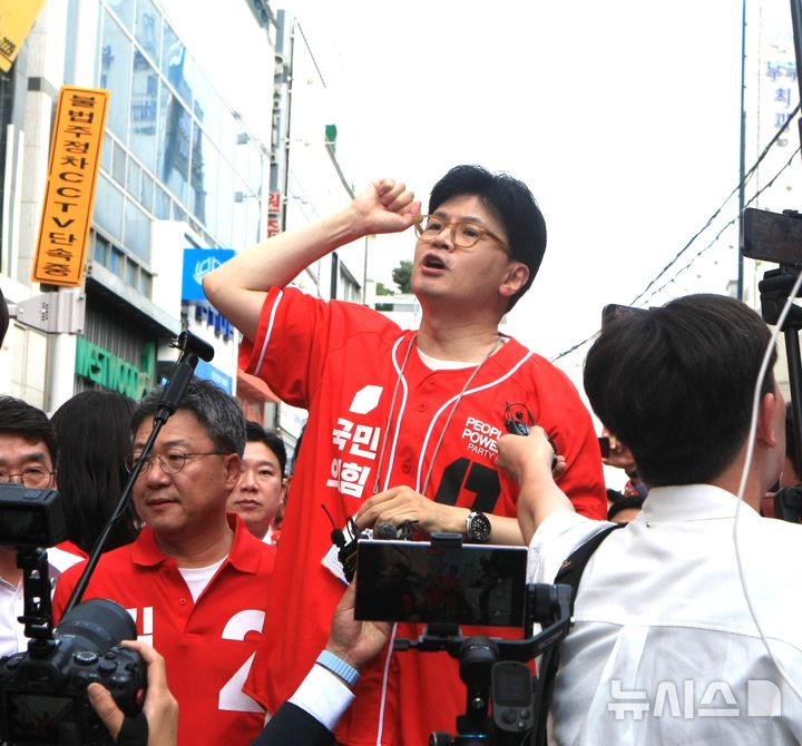 [원주=뉴시스] 이덕화 기자 = 한동훈 국민의힘 전 대표가 22일 강원 원주시 중앙동 문화의거리에서 김문수 대선 후보 지지를 호소하고 있다. 2025.05.22. wonder8768@newsis.com