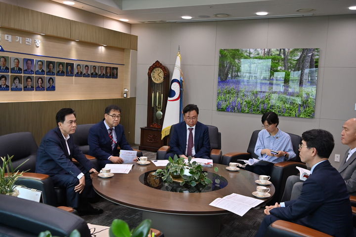 [홍성=뉴시스] 김태흠 충남지사가 김완섭 환경부장관을 만나 지천댐 조속한 추진을 당부하고 있다. *재판매 및 DB 금지