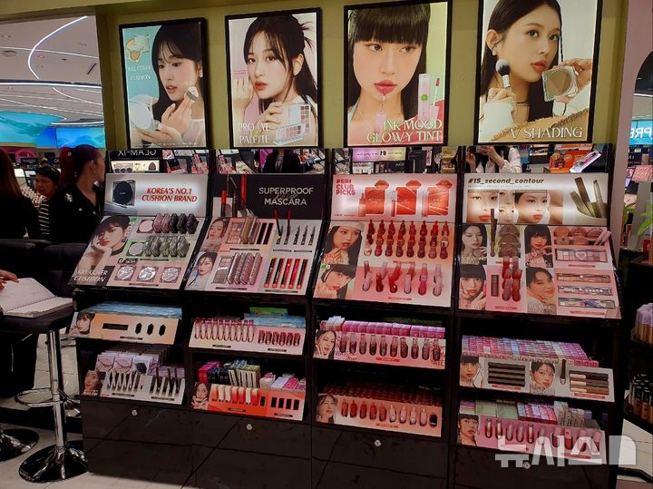 [마닐라=뉴시스] 변해정 기자 = 필리핀 수도 마닐라에 위치한 아시아 3위 규모의 복합 쇼핑몰인 '몰 오브 아시아'(Mall of Asia) 내 뷰티앤헬스(H&B) 스토어 왓슨스(Watsons)에 입점한 K-뷰티 브랜드들. (사진= 뉴시스 DB) photo@newsis.com 