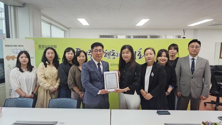 [홍성=뉴시스] 충남도의회 오인철 의원이 도내 개업 공인중개사 452명의 실질적인 제도 지원 요청 목소리를 담은 청원서를 전달받고 있다. *재판매 및 DB 금지