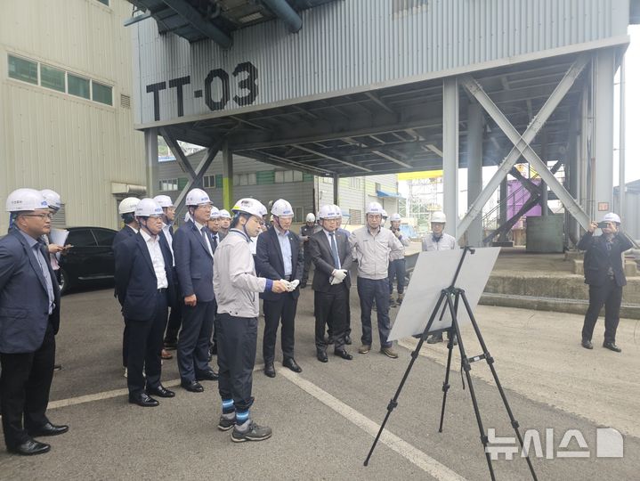 [세종=뉴시스]농림축산식품부는 박범수 차관이 22일 전남 여수시 한국남동발전 여수발전본부와 남해화학 여수공장을 방문했다고 밝혔다. (사진=농식품부 제공) 2025.05.22. photo@newsis.com