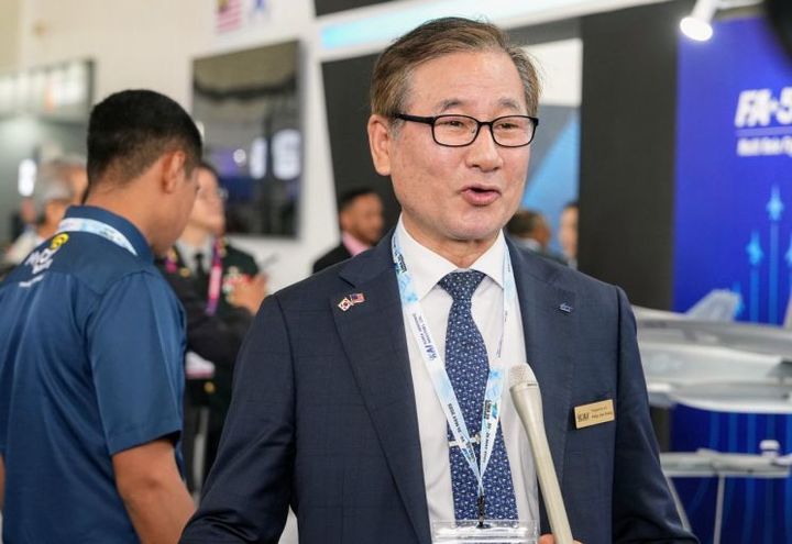 [랑카위·서울=뉴시스] 강구영 한국항공우주산업(KAI) 사장이 지난 21일(현지시간) 말레이시아 랑카위에서 열린 방산전시회 'LIMA 2025'에서 인터뷰를 하고 있다. (사진=한국항공우주산업 제공) 2025.05.22. photo@newsis.com *재판매 및 DB 금지