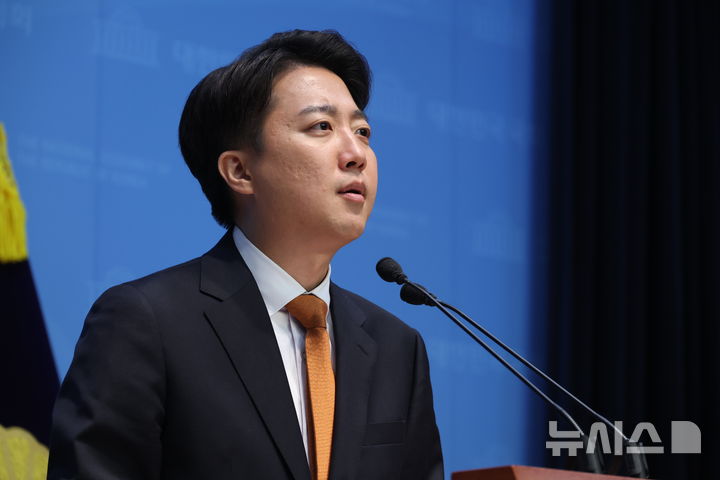 [서울=뉴시스] 조성봉 기자 = 이준석 개혁신당 대선 후보가 22일 서울 여의도 국회 소통관에서 긴급 기자회견을 열고 범보수 진영의 단일화 논의에 응하지 않겠다는 입장을 밝히고 있다. 2025.05.22. suncho21@newsis.com