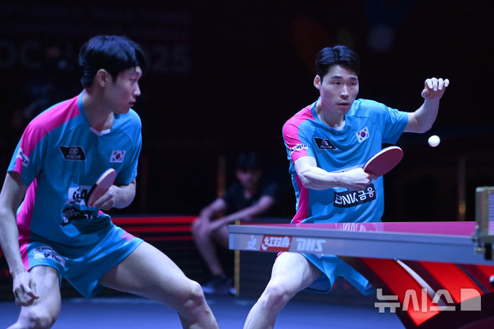 [도하(카타르)=뉴시스] 사진공동취재단 = 장우진(오른쪽), 조대성이 21일(현지시간) 카타르 도하 루사일 아레나에서 열린 2025 국제탁구연맹(ITTF) 세계선수권대회 남자복식 16강 중국 린가오위안 · 린스둥과 경기를 펼치고 있다. 2025.05.22. photo@newsis.com