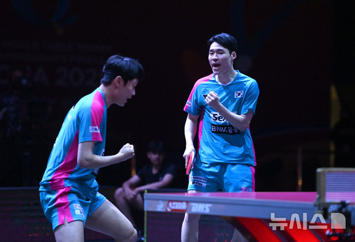 [도하(카타르)=뉴시스] 사진공동취재단 = 장우진(오른쪽), 조대성이 지난해 5월21일(현지시간) 카타르 도하 루사일 아레나에서 열린 2025 국제탁구연맹(ITTF) 세계선수권대회 남자복식 16강 중국 린가오위안 · 린스둥과 경기에서 득점한 뒤 주먹을 쥐고 있다. 2025.05.22. photo@newsis.com