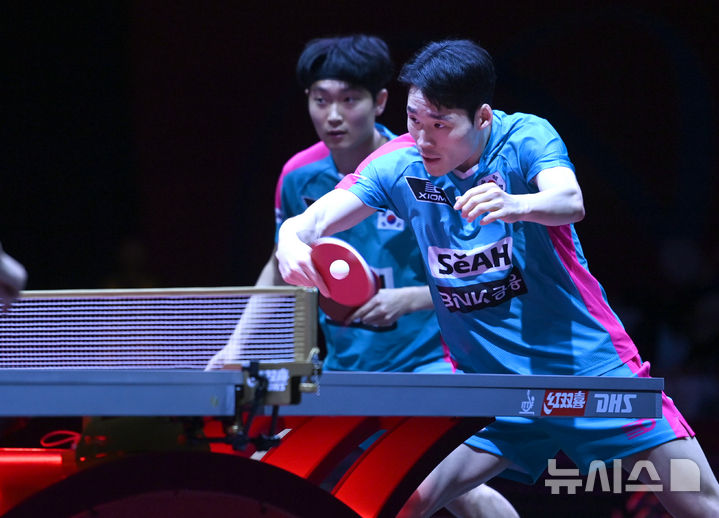 [도하(카타르)=뉴시스] 사진공동취재단 = 장우진(오른쪽), 조대성이 21일(현지시간) 카타르 도하 루사일 아레나에서 열린 2025 국제탁구연맹(ITTF) 세계선수권대회 남자복식 16강 중국 린가오위안 · 린스둥과 경기를 펼치고 있다. 2025.05.22. photo@newsis.com