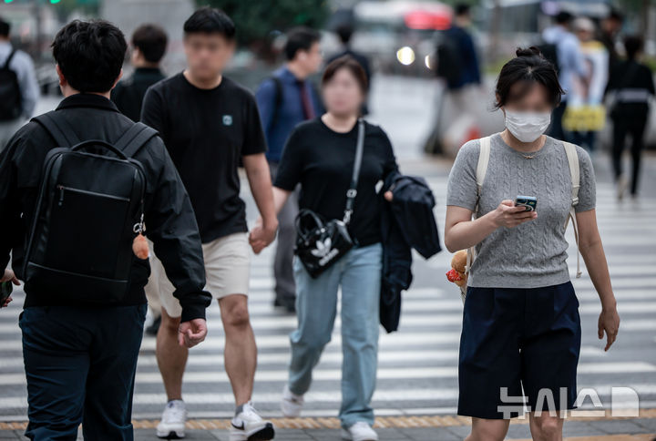 [서울=뉴시스] 정병혁 기자 = 비가 그친 22일 서울 종로구 광화문네거리에서 가벼운 옷차림을 한 시민들이 이동하고 있다. 2025.05.22. jhope@newsis.com