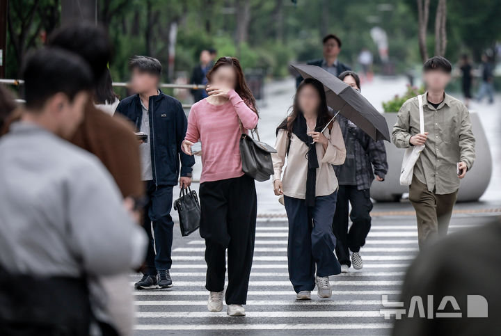 [서울=뉴시스] 정병혁 기자 = 비가 그친 22일 서울 종로구 광화문네거리에서 가벼운 옷차림을 한 시민들이 이동하고 있다. 2025.05.22. jhope@newsis.com