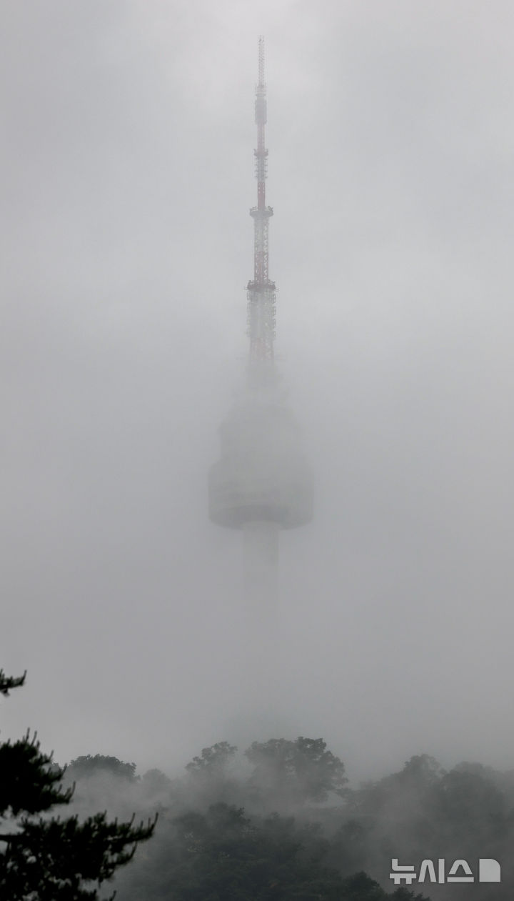 [서울=뉴시스] 정병혁 기자 = 비가 그친 22일 서울 도심에서 바라본 N서울타워가 구름에 가려져있다. 2025.05.22. jhope@newsis.com