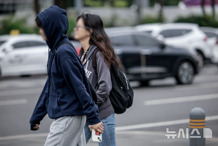 [서울=뉴시스] 정병혁 기자 = 비가 그친 22일 서울 종로구 광화문네거리에서 가벼운 옷차림을 한 시민들이 이동하고 있다. 2025.05.22. jhope@newsis.com