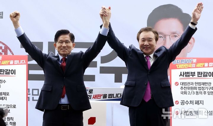 [서울=뉴시스] 조성봉 기자 = 손학규 전 바른미래당 대표가 22일 오전 서울 여의도 국민의힘 중앙당사에서 김문수(왼쪽) 대선후보 지지를 선언한 후 함께 손을 맞잡아 들고 있다. 2025.05.22. suncho21@newsis.com