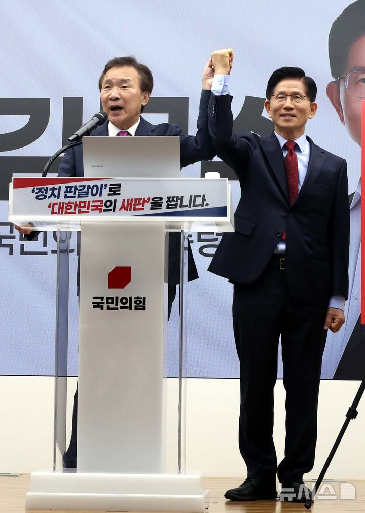 [서울=뉴시스] 조성봉 기자 = 손학규 전 바른미래당 대표가 22일 오전 서울 여의도 국민의힘 중앙당사에서 김문수(오른쪽) 대선후보 지지를 선언한 후 함께 손을 맞잡아 들고 있다. 2025.05.22. suncho21@newsis.com