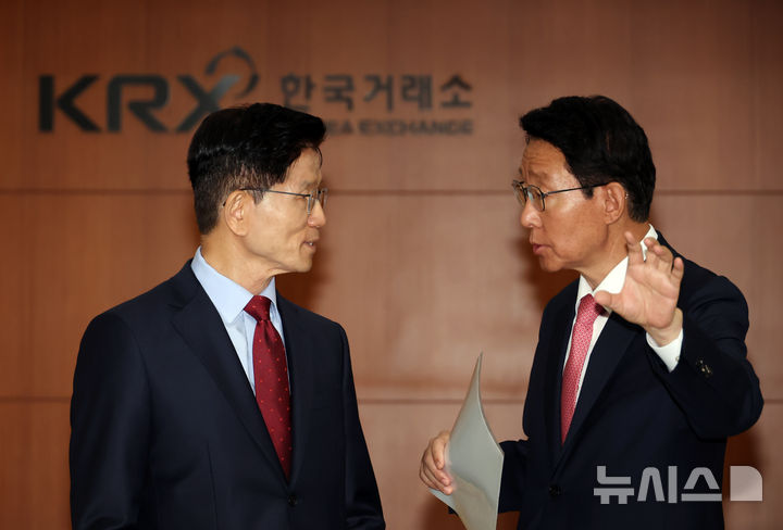 [서울=뉴시스] 고승민 기자 = 김문수 국민의힘 대선 후보가 22일 서울 KRX한국거래소에서 열린 '규제혁파로 금융을 새롭게' 정정당당 중앙선거대책위원회 현장회의에서 김상훈 정책위의장과 대화하고 있다. 2025.05.22. kkssmm99@newsis.com