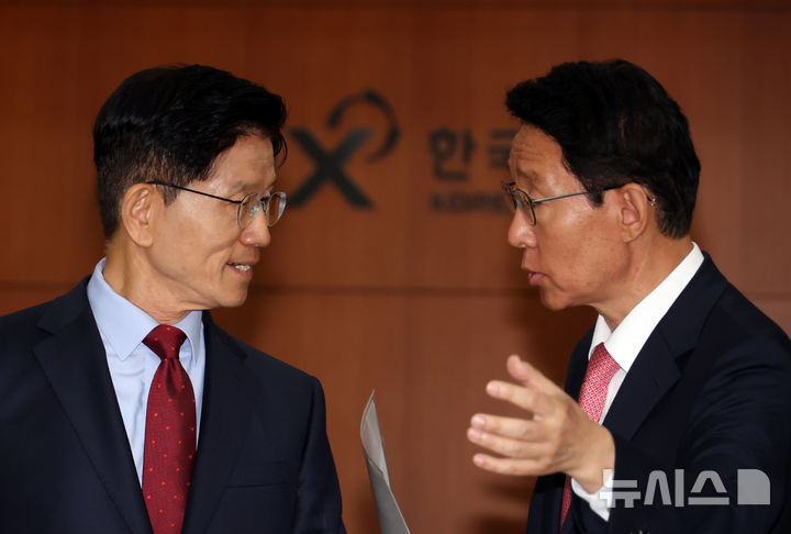 [서울=뉴시스] 고승민 기자 = 김문수 국민의힘 대선 후보가 지난 22일 서울 KRX한국거래소에서 열린 '규제혁파로 금융을 새롭게' 정정당당 중앙선거대책위원회 현장회의에서 김상훈 정책위의장과 대화하고 있다. 2025.05.22. kkssmm99@newsis.com