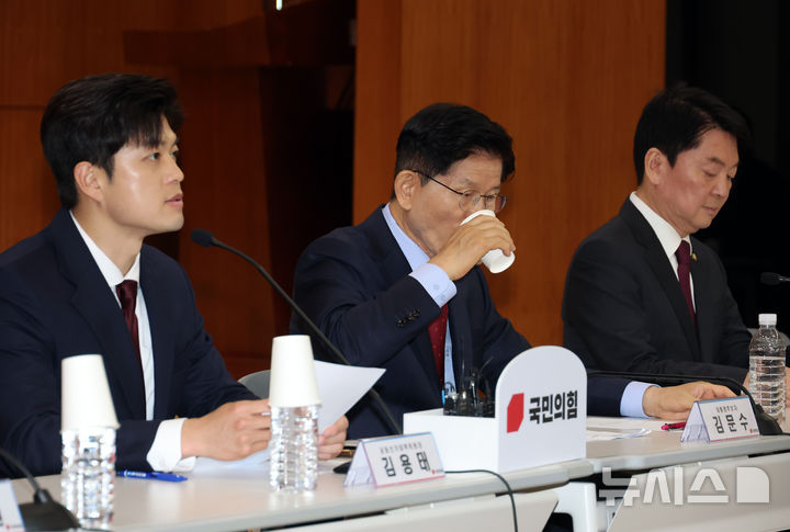 [서울=뉴시스] 고승민 기자 = 김문수 국민의힘 대선 후보가 22일 서울 KRX한국거래소에서 열린 '규제혁파로 금융을 새롭게' 정정당당 중앙선거대책위원회 현장회의에서 물을 마시고 있다. 2025.05.22. kkssmm99@newsis.com