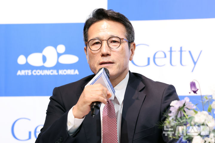 [서울=뉴시스] 박진희 기자 = 정병국 한국문화예술위원회 위원장이 22일 서울 종로구 예술가의집에서 앤드류 페르척(Andrew Perchuk) 게티연구소(Getty Recearch Institute) 부소장과 함께 한·미 미술연구 및 교류 활성화를 위한 파트너십 체결 기자간담회를 하고 있다. 2025.05.22. pak7130@newsis.com