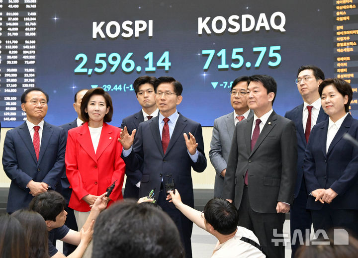 [서울=뉴시스] 고승민 기자 = 김문수 국민의힘 대선 후보가 22일 서울 여의도 한국거래소에서 열린 중앙선거대책위원회 현장 회의에서 홍보관을 둘러본 후 백브리핑을 하고 있다. (공동취재) 2025.05.22. photo@newsis.com