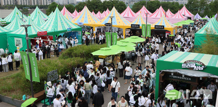 [서울=뉴시스] 추상철 기자 = 22일 오전 서울 용산구 노들섬에서 열린 '2025 올리브영 페스타'에서 각종 뷰티 부스가 관람객으로 붐비고 있다. 2025.05.22. scchoo@newsis.com