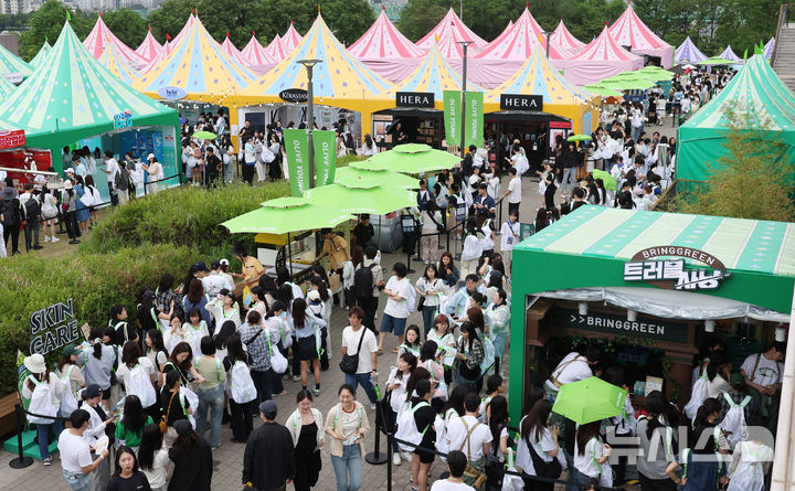 [서울=뉴시스] 추상철 기자 = '2025 올리브영 페스타'에서 각종 뷰티 부스가 관람객으로 붐비고 있다. 2025.05.22. scchoo@newsis.com