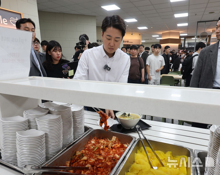 [인천=뉴시스] 전진환 기자 = 이준석 개혁신당 대선 후보가 22일 '학식먹자 이준석' 캠페인이 열린 인천 미추홀구 인하대학교에서 식판에 반찬을 담고 있다. 2025.05.22. amin2@newsis.com
