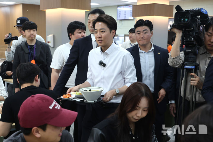 [인천=뉴시스] 전진환 기자 = 이준석 개혁신당 대선 후보가 22일 '학식먹자 이준석' 캠페인이 열린 인천 미추홀구 인하대학교에서 학생들과 학식을 먹기 위해 자리로 향하고 있다. 2025.05.22. amin2@newsis.com