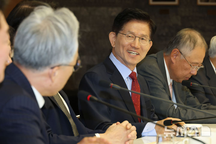 [서울=뉴시스] 고승민 기자=김문수 국민의힘 대통령 후보가 22일 오전 서울 중구 대한상공회의소에서 열린 경제5단체와의 간담회에서 최진식 한국중견기업연합회 회장의 정책제언을 들으며 미소짓고 있다. (공동취재) 2025.05.22. photo@newsis.com