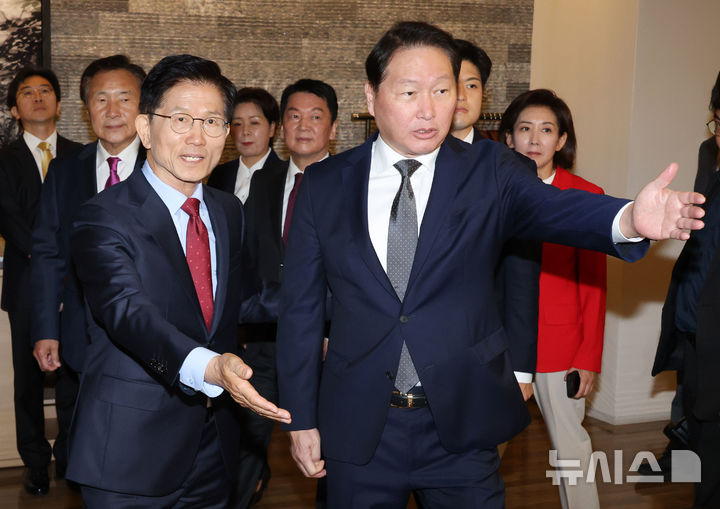 [서울=뉴시스] 고승민 기자=김문수 국민의힘 대통령 후보와 최태원 대한상의 회장이 22일 서울 중구 대한상공회의소에서 열린 경제 5단체장 간담회에 입장하고 있다.(공동취재) 2025.05.22. photo@newsis.com