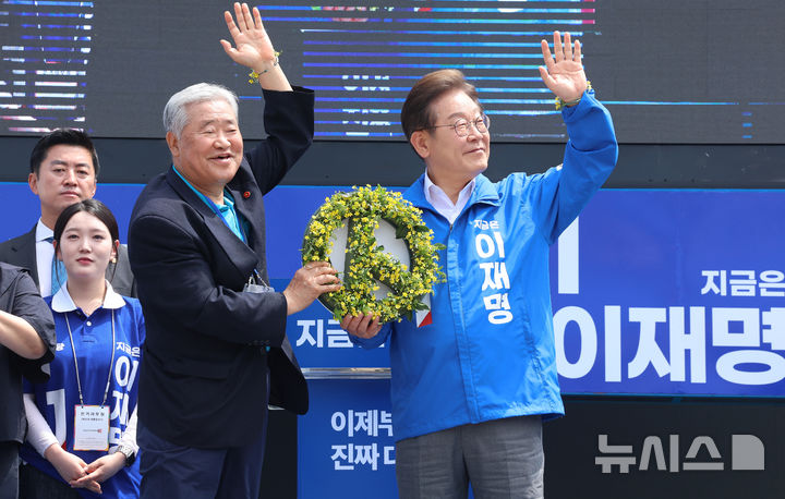 [제주=뉴시스] 우장호 기자 = 이재명 더불어민주당 대선 후보가 22일 오전 제주시 일도일동 동문로터리에서 열린 유세장에서 지지자들에게 손을 흔들어 인사하고 있다. 2025.05.22. woo1223@newsis.com