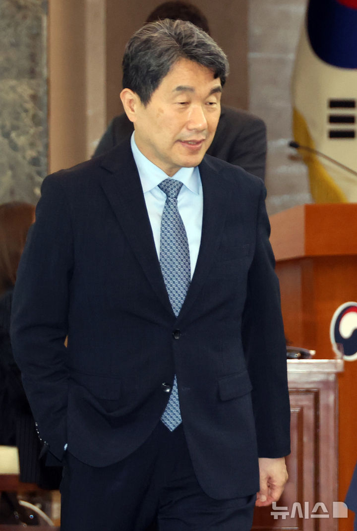 [서울=뉴시스] 고범준 기자 = 이주호 대통령 권한대행 부총리 겸 교육부 장관이 22일 서울 종로구 정부서울청사에서 열린 제7차 APEC 준비위원회 회의에 참석하고 있다. (대통령실통신사진기자단) 2025.05.22. bjko@newsis.com