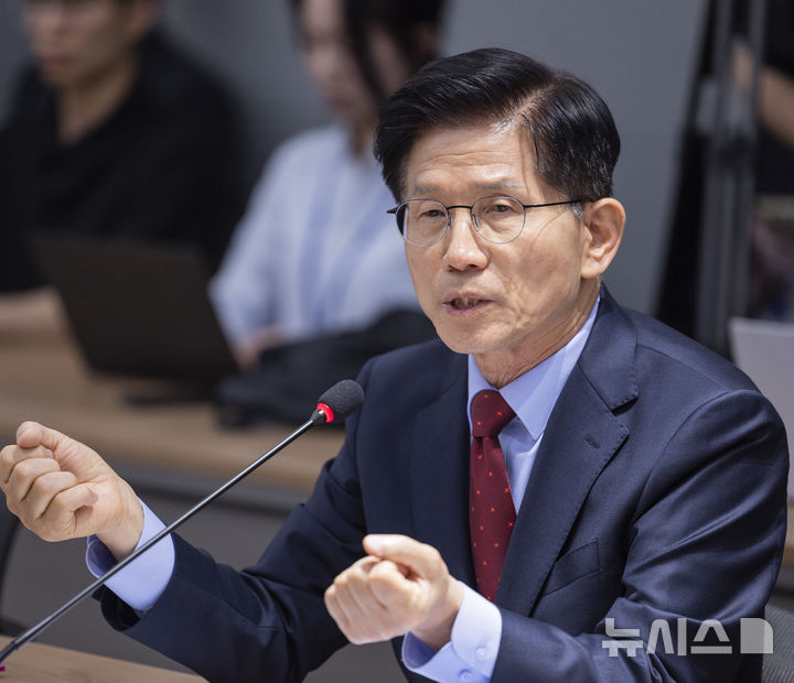 [서울=뉴시스] 고승민 기자= 김문수 국민의힘 대선 후보가 22일 서울 용산구 대한의사협회에서 열린 대한의사협회 회장단 간담회에서 인사말을 하고 있다. (공동취재) 2025.05.22. photo@newsis.com
