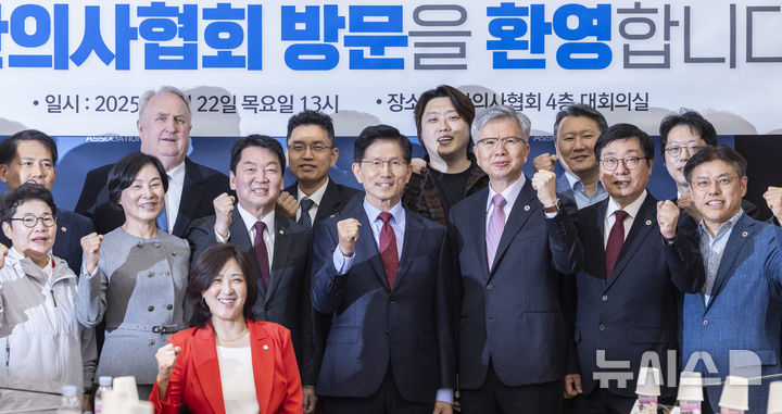 [서울=뉴시스] 고승민 기자= 김문수 국민의힘 대선 후보가 22일 서울 용산구 대한의사협회에서 열린 대한의사협회 회장단 간담회에서 김택우 의협회장을 비롯한 참석자들과 기념촬영을 하고 있다. (공동취재) 2025.05.22. photo@newsis.com