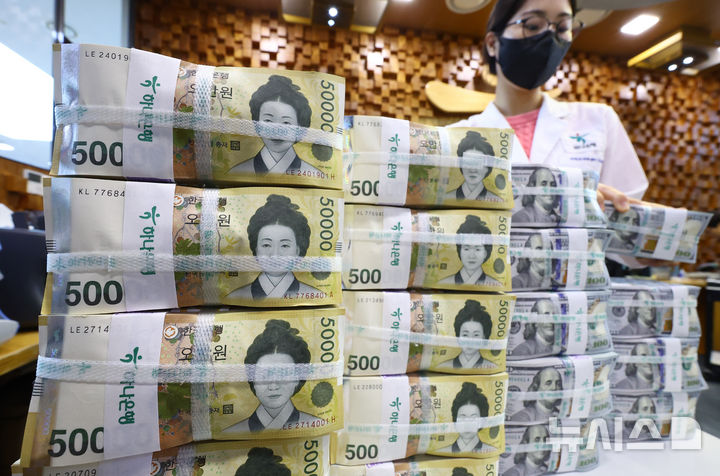 은행권, 달러예금 금리 줄줄이 0%대로 인하