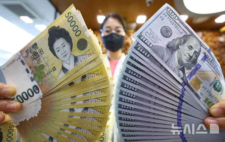 [서울=뉴시스] 황준선 기자 = 사진은 지난 5월 22일 서울 중구 하나은행 위변조대응센터에서 직원이 달러화와 원화를 정리하고 있는 모습. 2025.05.22. hwang@newsis.com