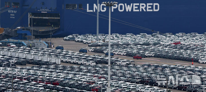 [평택=뉴시스] 추상철 기자 = 지난달 22일 오후 경기 평택항 자동차 전용부두에 수출 차량이 세워져 있다.&nbsp; 2025.05.22. scchoo@newsis.com