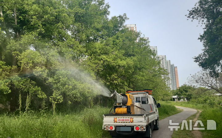 [광주=뉴시스] 광주환경공단 해충 방제작업. (사진=광주환경공단 제공). photo@newsis.com *재판매 및 DB 금지