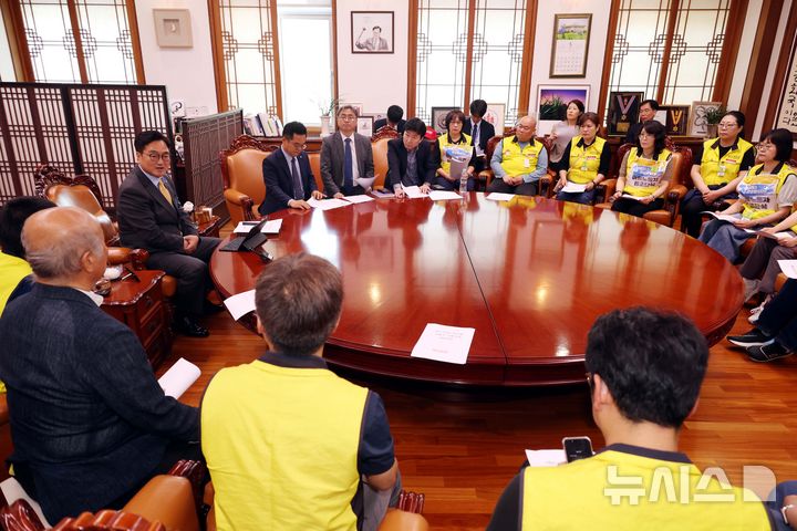 [서울=뉴시스] 조성봉 기자= 우원식 국회의장이 22일 오후 서울 여의도 국회의장 집무실에서 '홈플러스 정상화 방안'과 관련해 안수용 마트산업노조 홈플러스지부장을 비롯한 조합원들을 면담하고 있다. 2025.05.22. suncho21@newsis.com