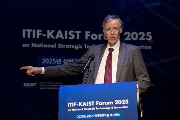 [서울=뉴시스] 로버트 앳킨슨 미국 정보기술혁신재단(ITIF) 회장이 22일 오후 대전광역시 유성구 한국과학기술원(KAIST)에서 열린 국가전략기술 혁신포럼에서 기조연설을 하고 있다. (사진=과학기술정보통신부 제공) 2025.05.22. photo@newsis.com *재판매 및 DB 금지