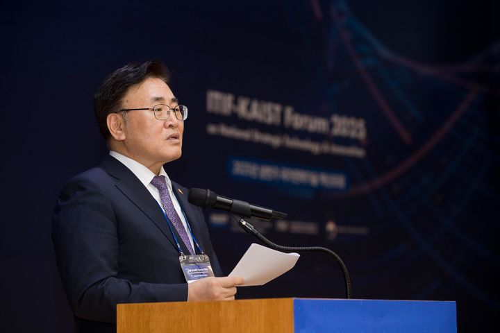 [서울=뉴시스] 유상임 과학기술정보통신부 장관이 22일 오후 대전광역시 유성구 한국과학기술원(KAIST)에서 열린 국가전략기술 혁신포럼에서 축사하고 있다. (사진=과학기술정보통신부 제공) 2025.05.22. photo@newsis.com *재판매 및 DB 금지