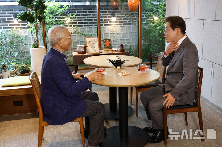 [양산=뉴시스] 조성우 기자 = 이재명 더불어민주당 대선후보가 22일 경남 양산시 소소서원에서 송기인 신부와 차담을 하고 있다. (공동취재) 2025.05.22. photo@newsis.com