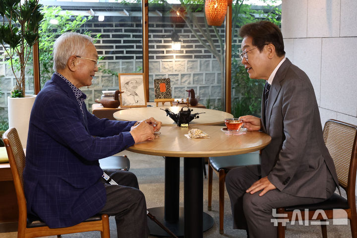 [양산=뉴시스] 조성우 기자 = 이재명 더불어민주당 대선후보가 22일 경남 양산시 소소서원에서 송기인 신부와 차담을 하고 있다. (공동취재) 2025.05.22. photo@newsis.com
