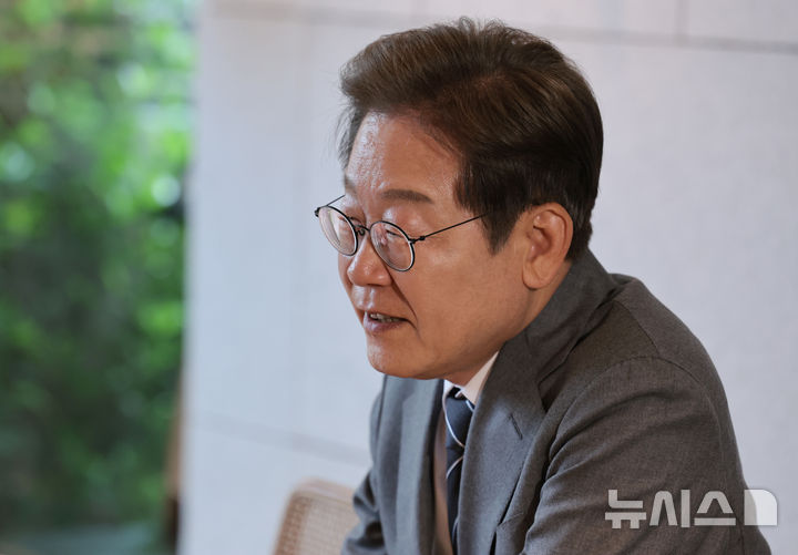 [양산=뉴시스] 조성우 기자 = 이재명 더불어민주당 대선후보가 22일 경남 양산시 소소서원에서 송기인 신부와 차담을 하고 있다. (공동취재) 2025.05.22. photo@newsis.com