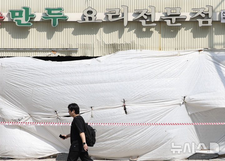 [서울=뉴시스] 김명년 기자 = 22일 오후 서울 시내 한 음식점에 천막이 둘러져 있다. 2025.05.22. kmn@newsis.com