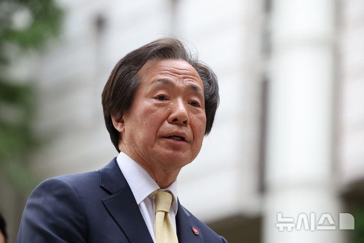 [서울=뉴시스] 정기석 국민건강보험공단 이사장이 지난 5월 22일 오후 서울 서초구 서울고등법원에서 열린 담배회사 상대 손해배상청구소송 항소심 최종 변론 출석에 앞서 취재진 질문에 답하는 모습. (사진=뉴시스 DB) 2025.05.22. photo@newsis.com