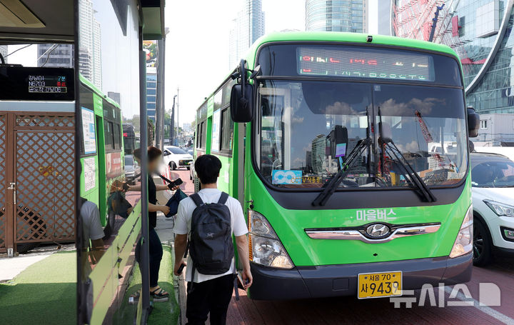 [서울=뉴시스] 홍효식 기자 = 지난 22일 서울 강남구 영동대로 일대에 마을버스가 운행하고 있는 모습. 2025.05.22 yesphoto@newsis.com
