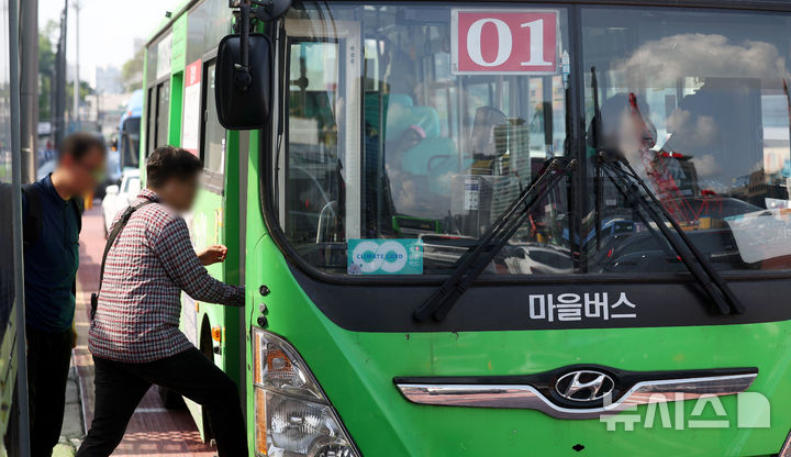 [서울=뉴시스] 홍효식 기자 = 서울마을버스운송사업조합이 서울시에 보조금 인상을 요구하며 오는 28일부터 운행을 멈추겠다고 통보한 가운데 서울 강남구 영동대로 일대에 마을버스가 운행하고 있다. 2025.05.22 yesphoto@newsis.com