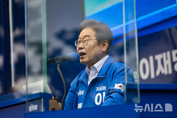 [양산=뉴시스] 조성우 기자 = 이재명 더불어민주당 대선후보가 22일 경남 양산시 양산워터파크공원에서 열린 집중유세에서 연설하고 있다. (공동취재) 2025.05.22. photo@newsis.com