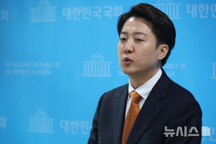 [서울=뉴시스] 조성봉 기자 = 이준석 개혁신당 대선 후보가 지난 22일 서울 여의도 국회 소통관에서 긴급 기자회견을 열고 범보수 진영의 단일화 논의에 응하지 않겠다는 입장을 밝히고 있다. 2025.05.22. suncho21@newsis.com